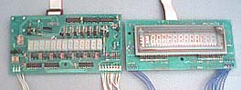 Слева - дисплей на полупроводниковых сегментных индикаторах, справа - на вакуумном люминесцентном индикаторе (ВЛИ)